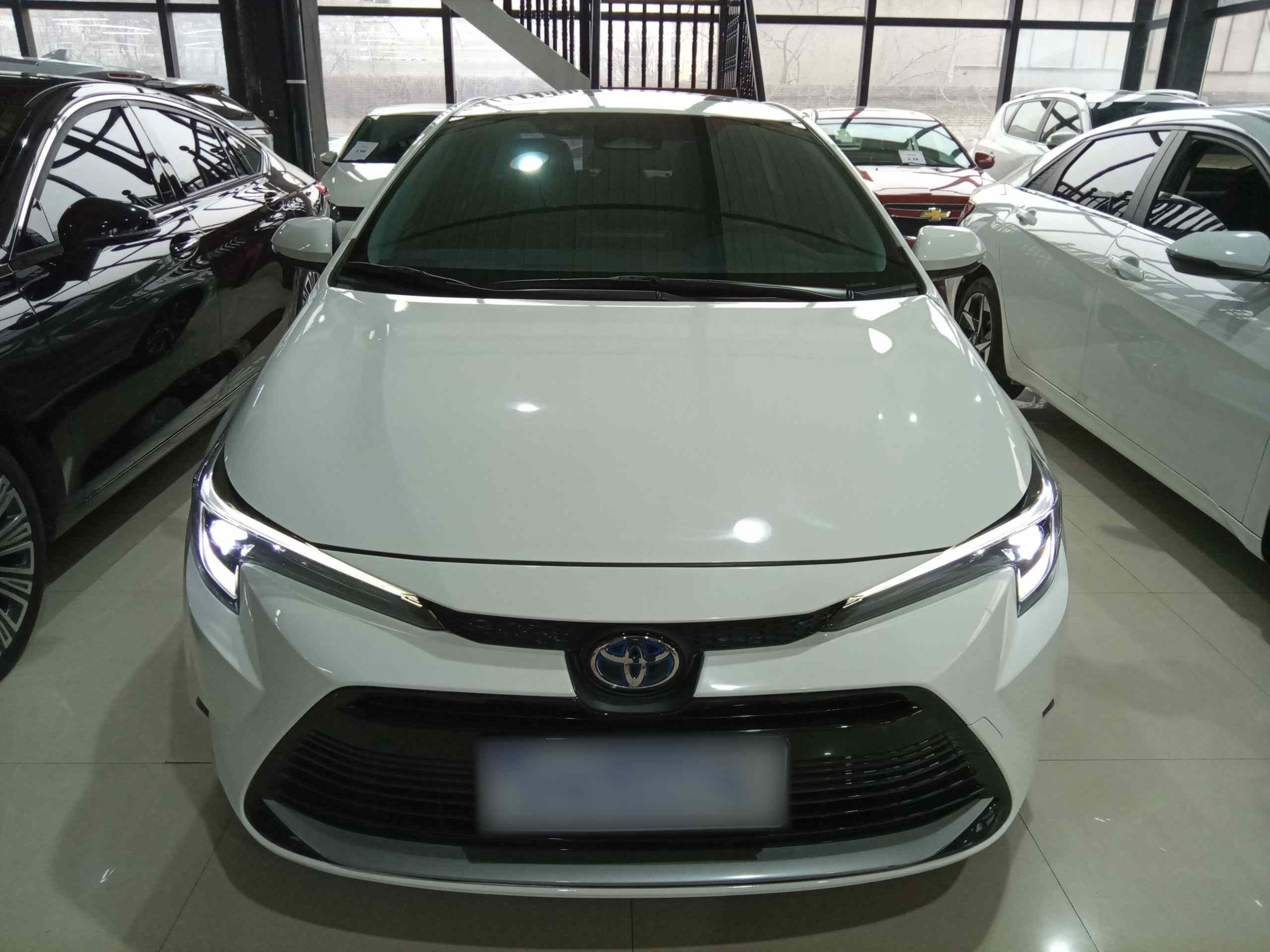 丰田 雷凌 2023款 智能电混双擎 1.8L 豪华版(1)