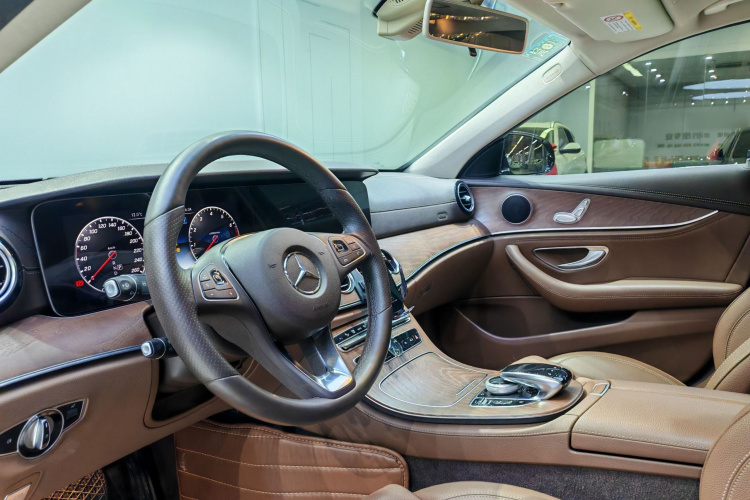 奔驰E级 2018款 改款 E 200 L中控内饰7001