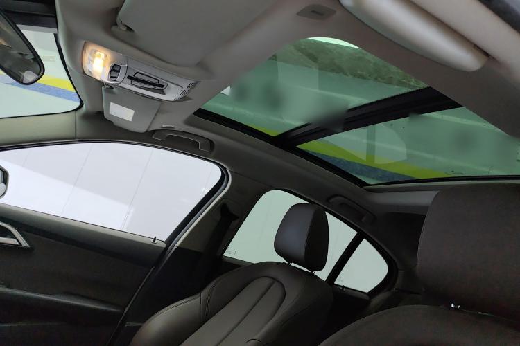 宝马1系 2020款 125i 领先型M运动套装中控内饰22