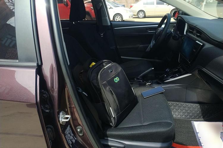 丰田 雷凌 2017款 改款双擎 1.8H GS E-CVT精英天窗版 国V中控内饰41