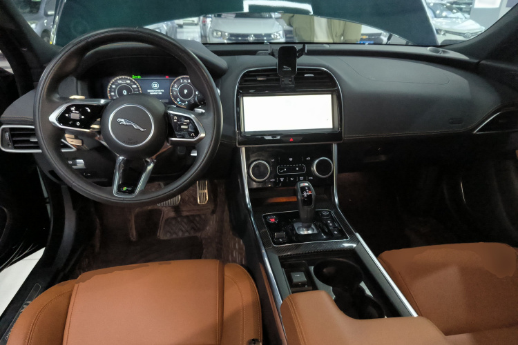 捷豹XEL 2021款 2.0T 250PS 曜黑运动版中控内饰7002