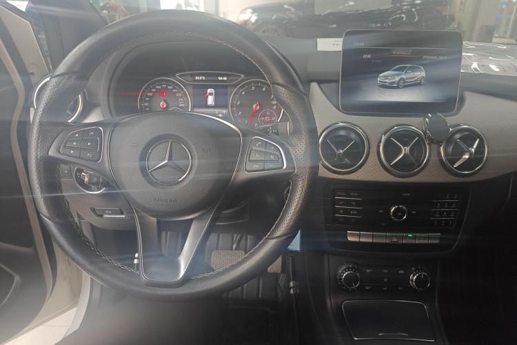 奔驰B级 2019款 B 200 动感型中控内饰12