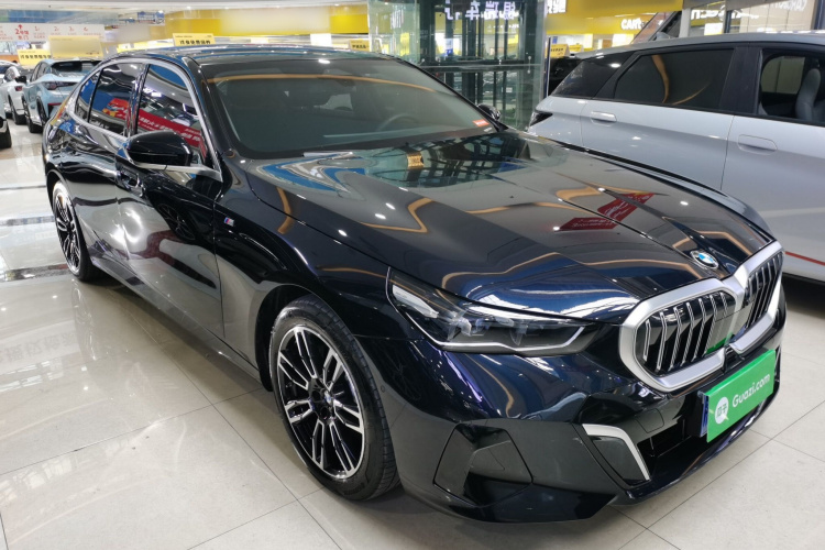 宝马5系 2025款 530Li 领先型 M运动套装车身外观3