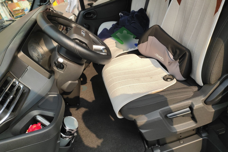 江铃福顺 2025款 2.0T 8AT柴油短轴中顶商运型多功能乘用车5/6座中控内饰19