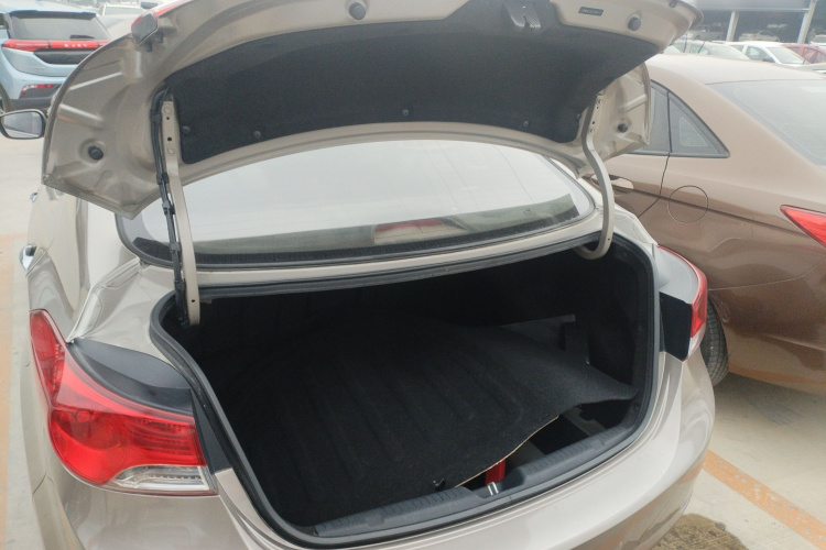 现代 朗动 2012款 1.6L 手动领先型机舱底盘23