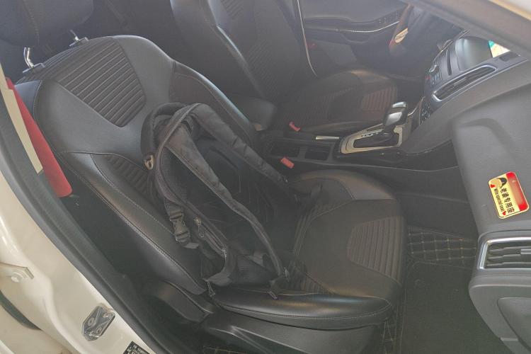 福特 福克斯 2018款 三厢经典 EcoBoost 180 自动精英型中控内饰41