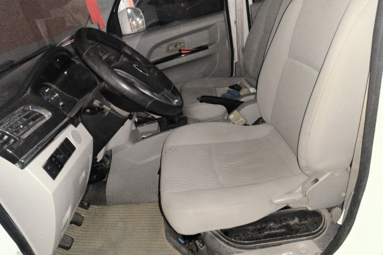 金杯 新海狮X30L CNG 2018款 1.5L财富版天然气车客车SWFC15局部细节19