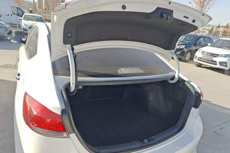 现代 领动 2019款 1.5L CVT智炫·精英型机舱底盘23