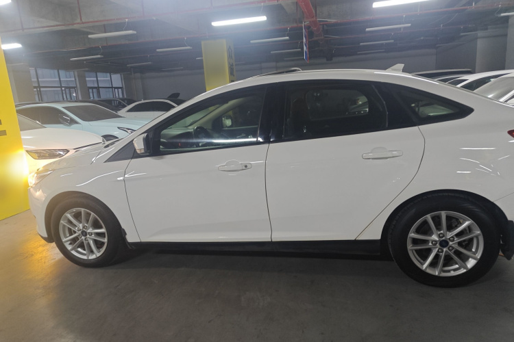 福特 福克斯 2018款 三厢经典 1.6L 自动风尚型智行版车身外观4