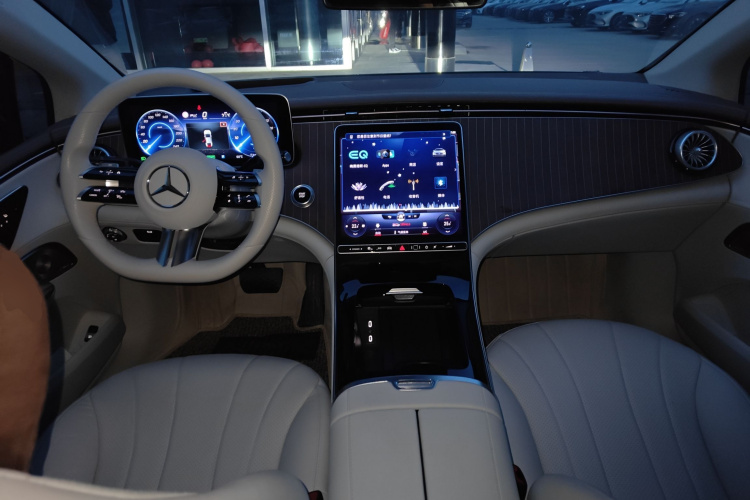奔驰EQE 2022款 350 豪华版中控内饰12