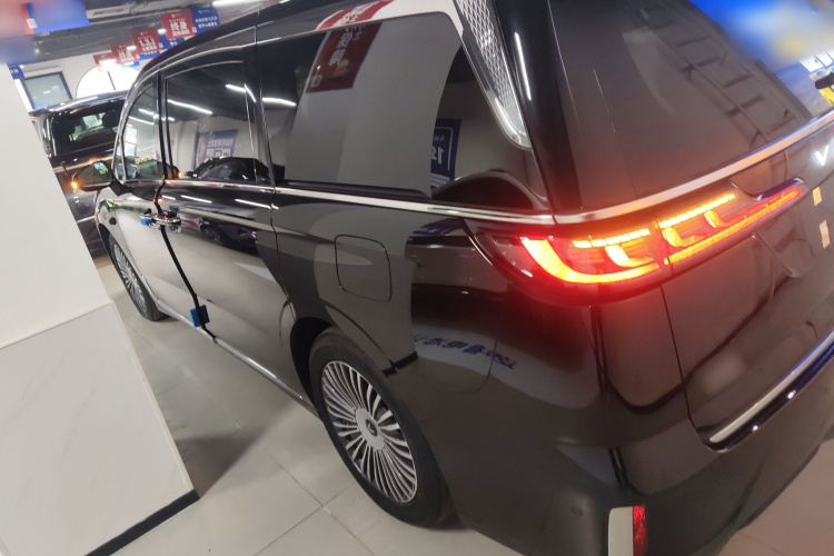 岚图汽车 岚图梦想家 2025款 PHEV 四驱卓越乾崑版车身外观4