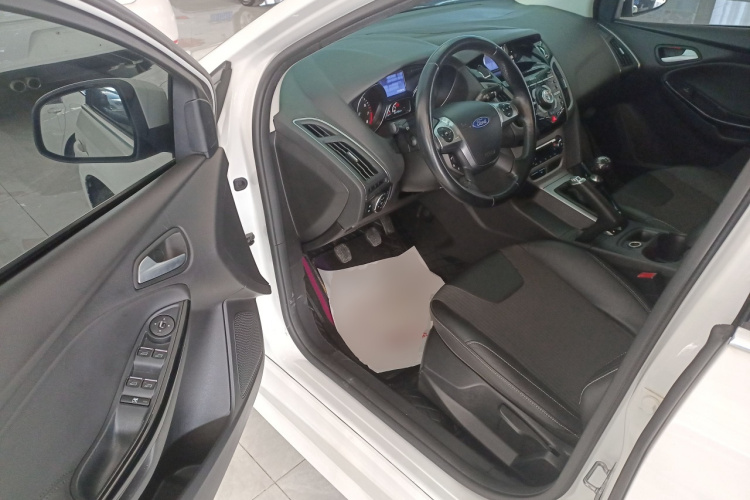 福特 福克斯 2012款 两厢 2.0L 手动豪华运动型中控内饰20