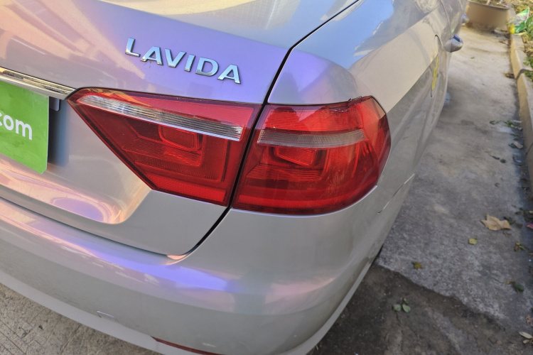 大众 朗逸 2013款 改款经典 1.6L 手动风尚版车身外观9