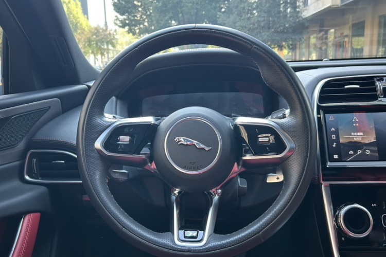 捷豹XEL 2022款 2.0T 250PS R-DYNAMIC S进取运动版中控内饰7005