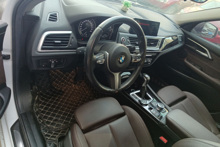 宝马1系 2019款 118i M运动套装中控内饰12