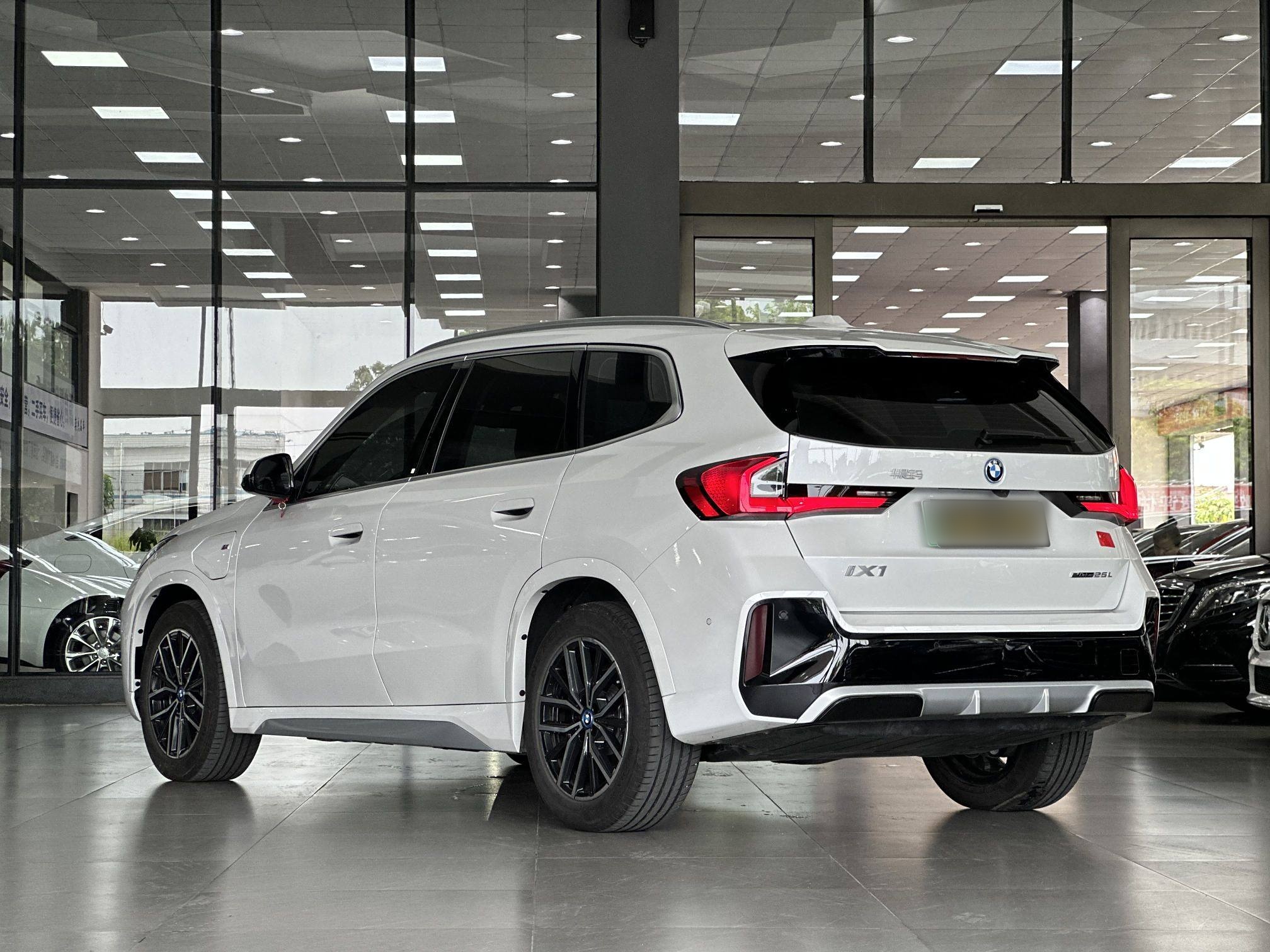 宝马iX1 2023款 eDrive25L M运动套装