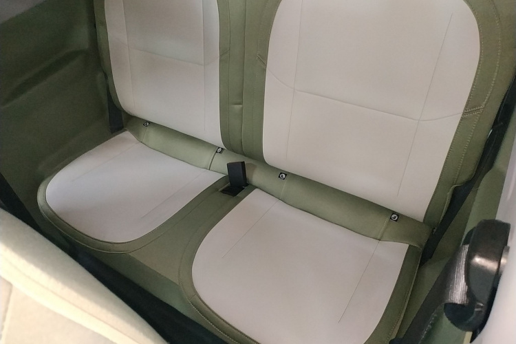 吉利银河 2025款 210km 熊猫骑士中控内饰21