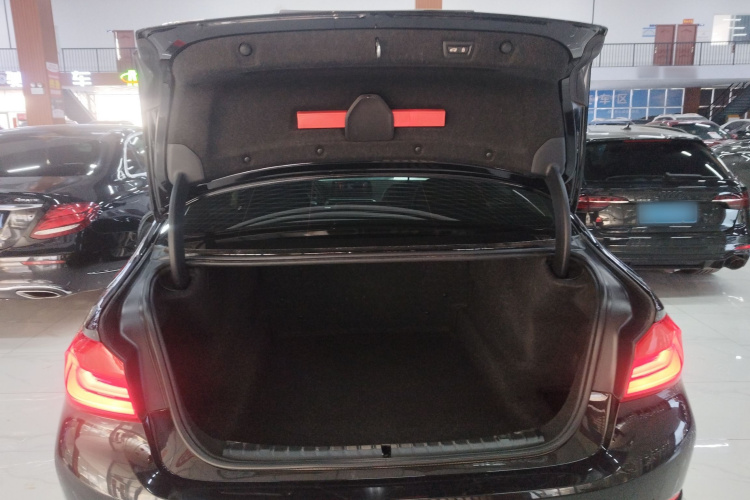 宝马5系 2020款 530Li xDrive 豪华套装机舱底盘23