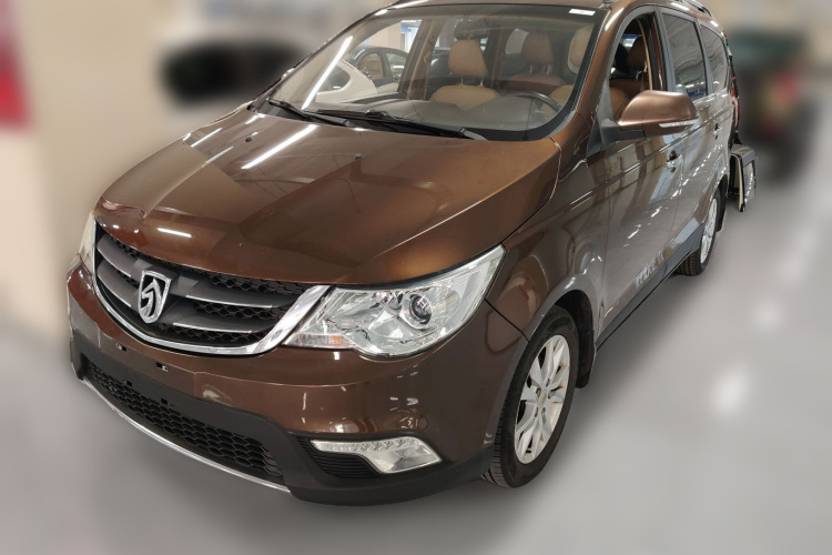 宝骏730 2014款 1.5L 手动豪华型 7座车身外观1