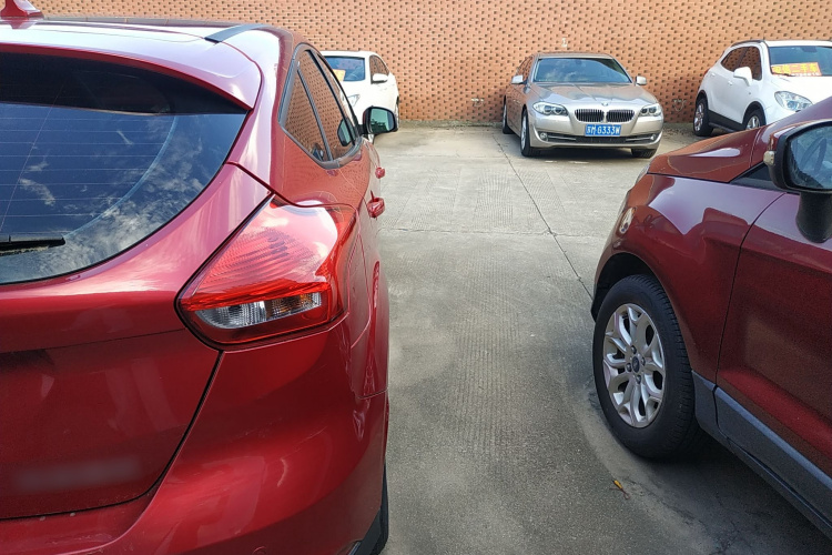 福特 福克斯 2017款 两厢 1.6L 自动风尚型智行版车身外观9