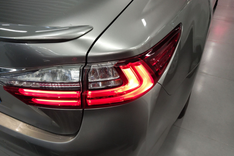 雷克萨斯ES 2015款 300h 舒适版车身外观9