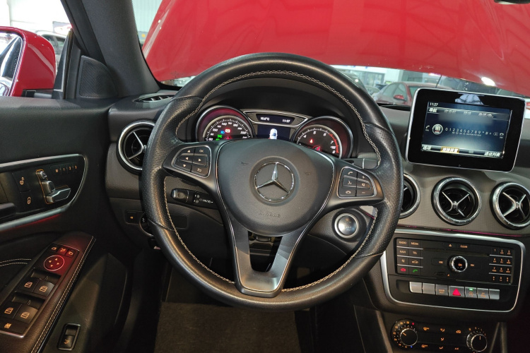 奔驰CLA 2016款 改款 CLA 200 时尚型中控内饰13