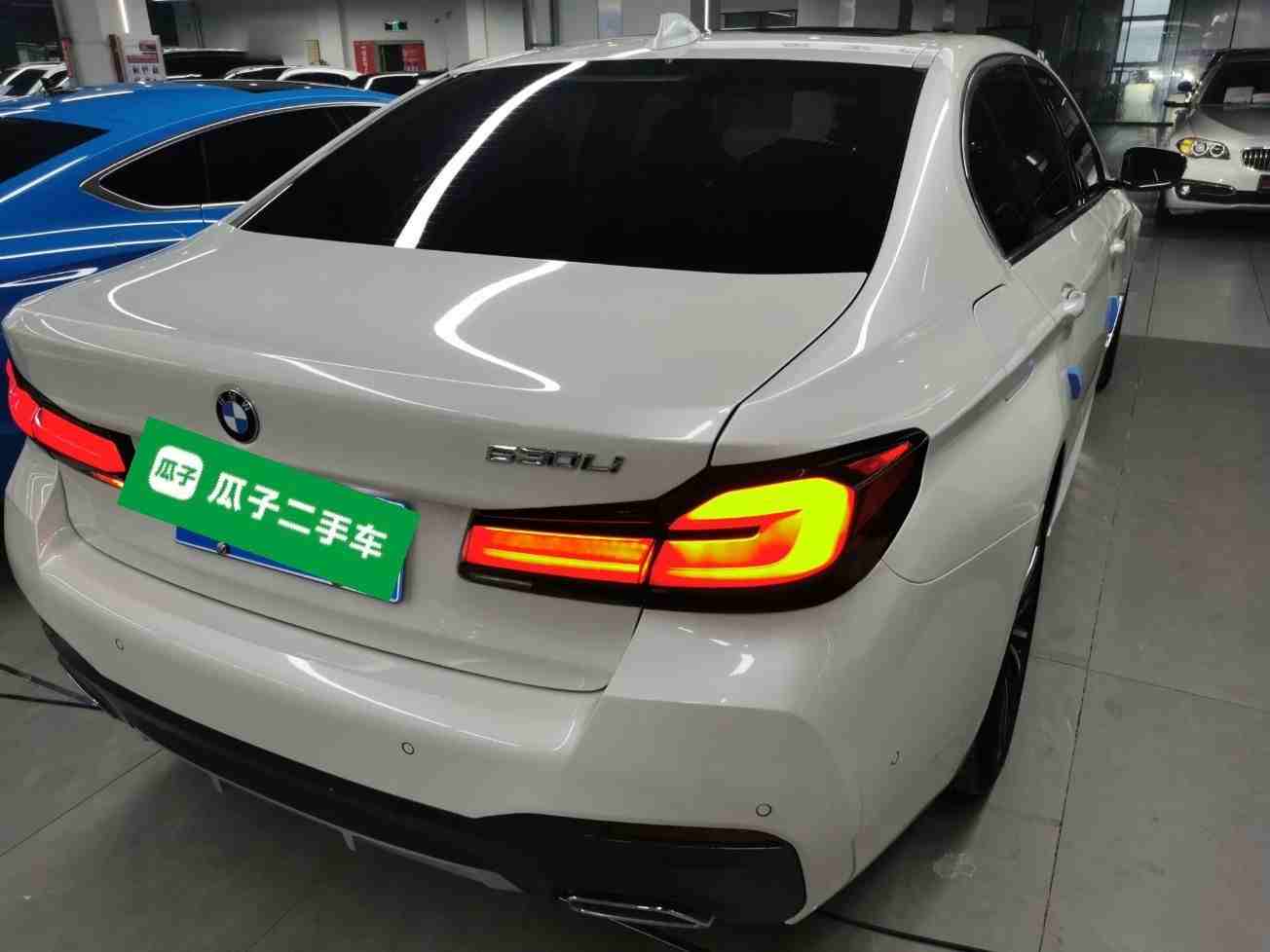 车辆右后45度外观展示