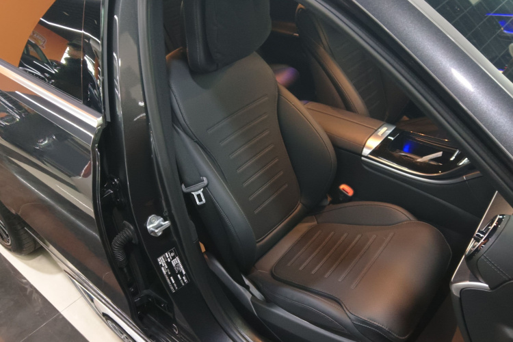 奔驰C级 2023款 改款 C 200 L 运动版局部细节41