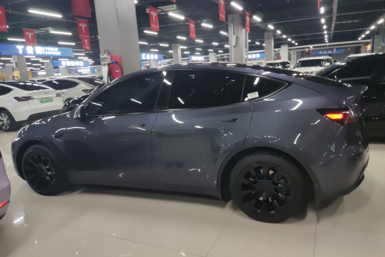 特斯拉 Model Y 2022款 长续航全轮驱动版车身外观4