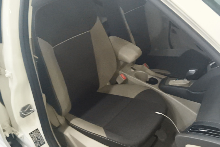 福特 福克斯 2012款 三厢 1.6L 自动舒适型局部细节41