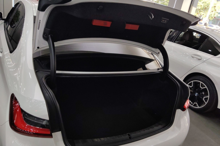 宝马3系 2023款 325Li M运动曜夜套装机舱底盘23