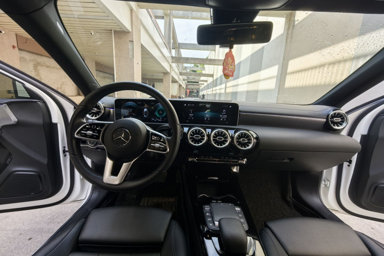 奔驰A级 2020款 改款二 A 180 L 运动轿车中控内饰7002