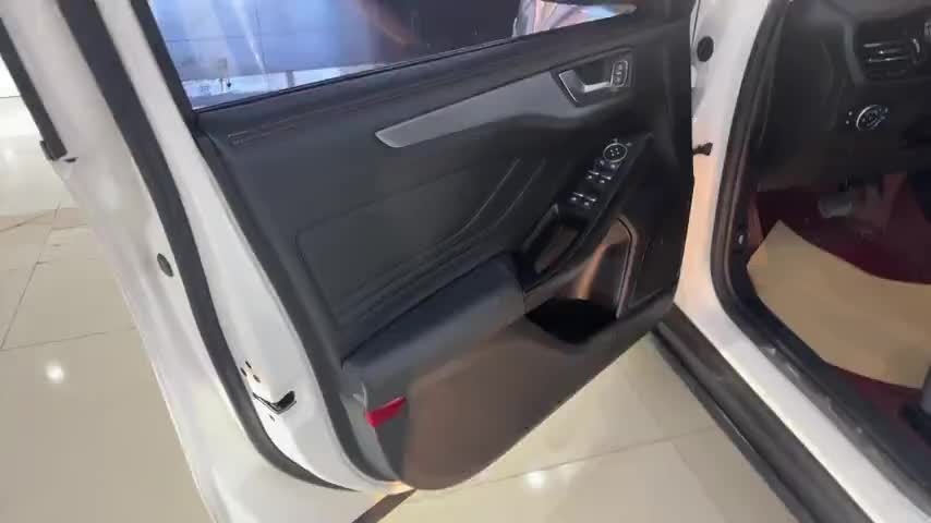 福特 福克斯 2022款 两厢 EcoBoost 180 自动竞速版实拍1