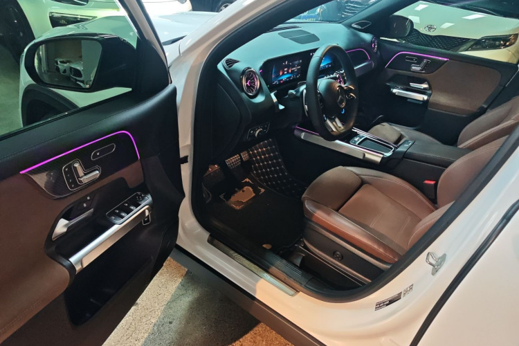 奔驰GLB AMG 2024款 AMG GLB 35 4MATIC中控内饰20
