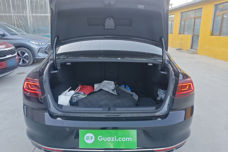 大众 迈腾 2023款 200万辆纪念版 330TSI DSG领先型机舱底盘23