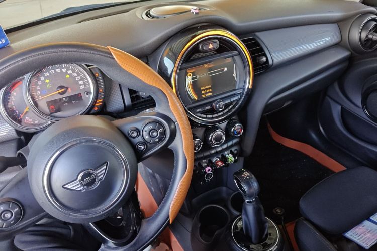 MINI 2015款 1.5T COOPER Fun 五门版中控内饰12