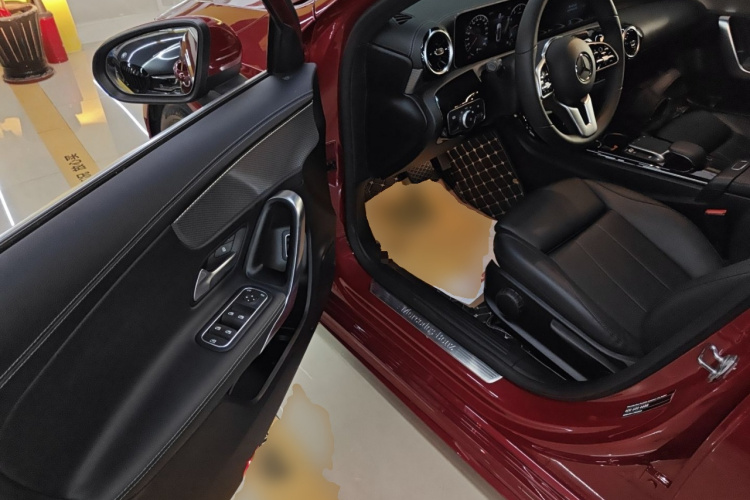 奔驰A级 2020款 改款 A 180 L 运动轿车特殊配置中控内饰20