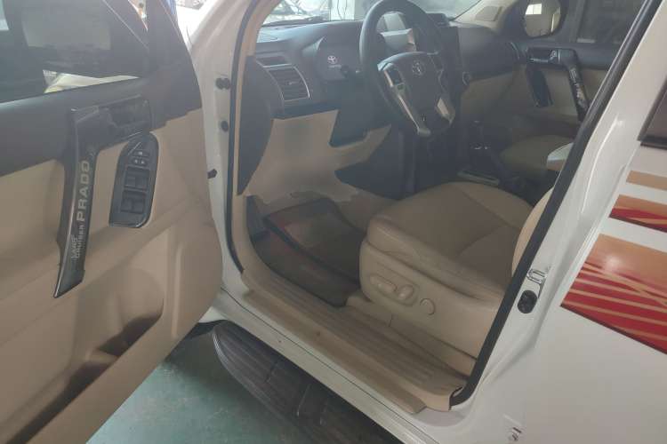 丰田 普拉多 2016款 2.7L 自动标准版中控内饰7003