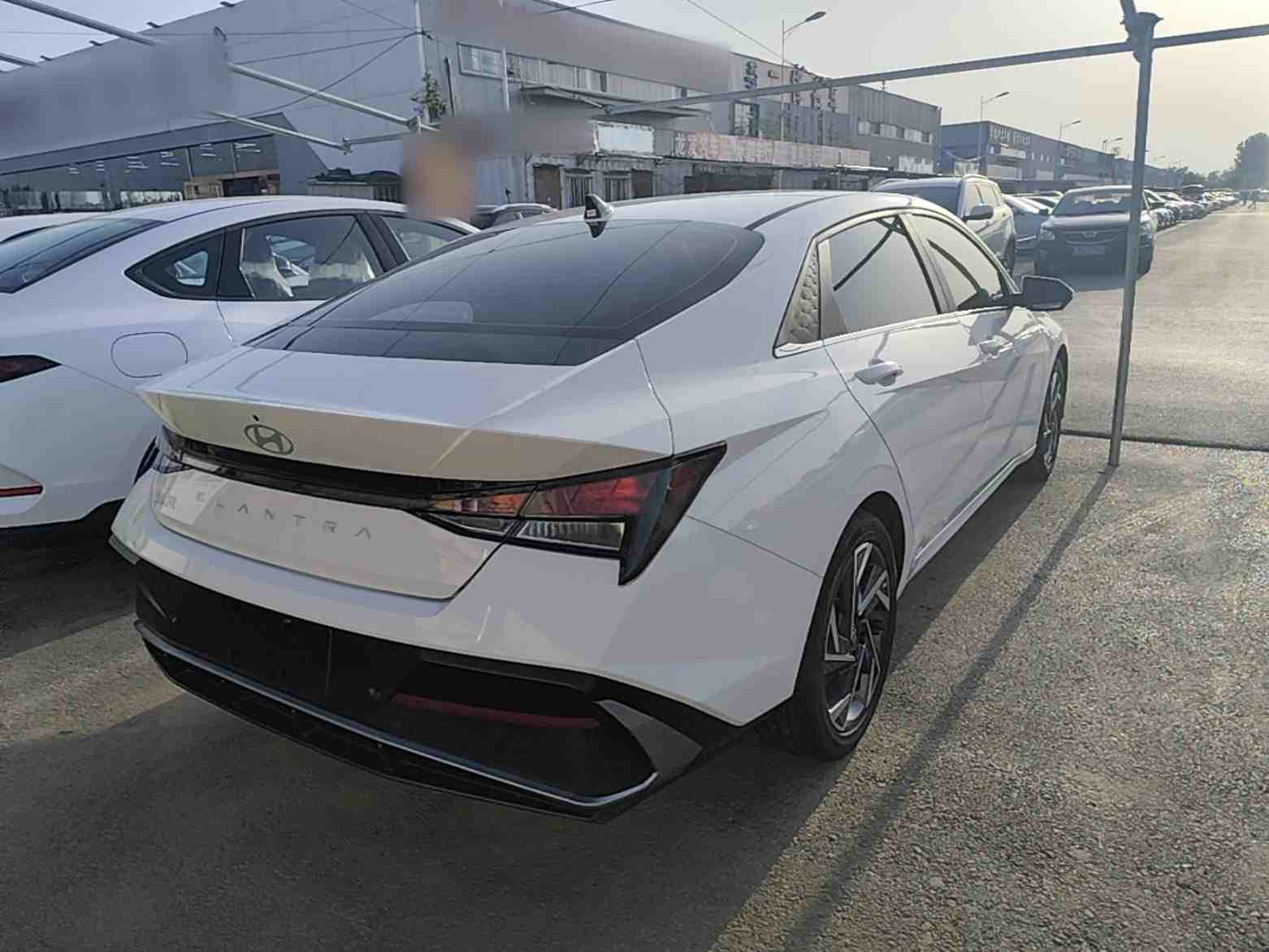 车辆右后45度视角实拍