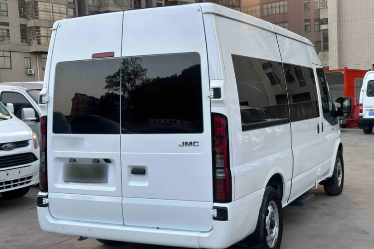 江铃福顺 2023款 2.0T 手动中轴中顶商务型9座 （非营运）车身外观6005