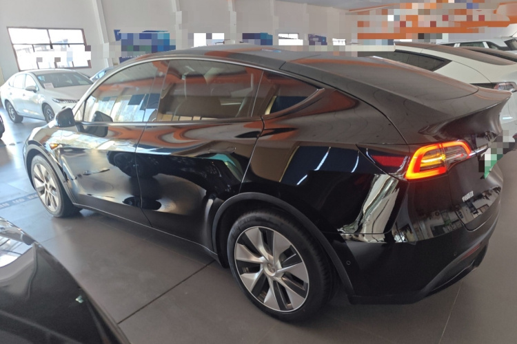特斯拉 Model Y 2022款 后轮驱动版车身外观4
