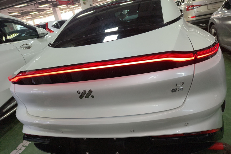 智己汽车 智己L7 2022款 Dynamic车身外观6
