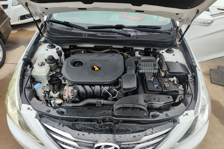 现代 索纳塔 2014款 2.0L 自动豪华版机舱底盘24