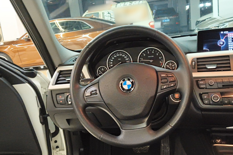 宝马3系 2014款 320i 时尚型中控内饰13