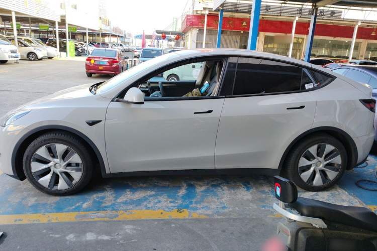 特斯拉 Model Y 2021款 标准续航后驱版车身外观4