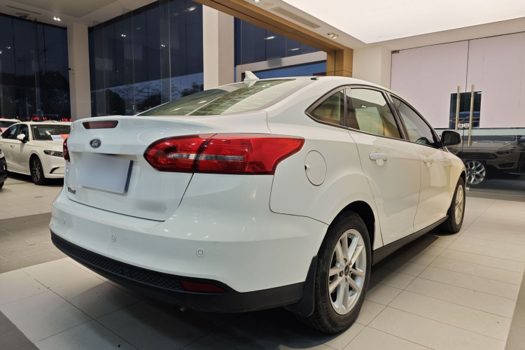 福特 福克斯 2017款 三厢 1.6L 自动风尚型智行版车身外观6002