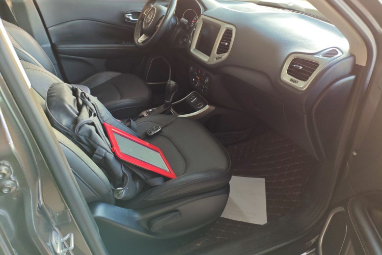 Jeep 指南者 2017款 200T 自动家享版局部细节41