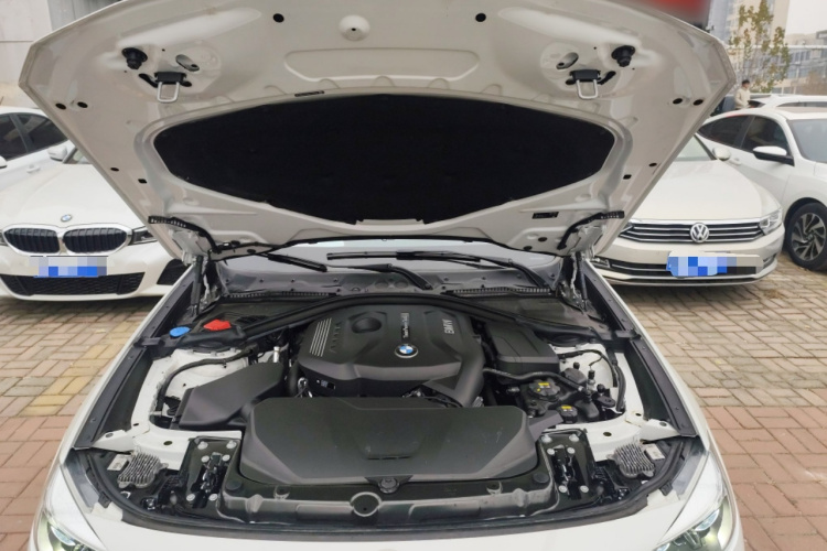 宝马3系GT 2020款 320i M运动套装机舱底盘24