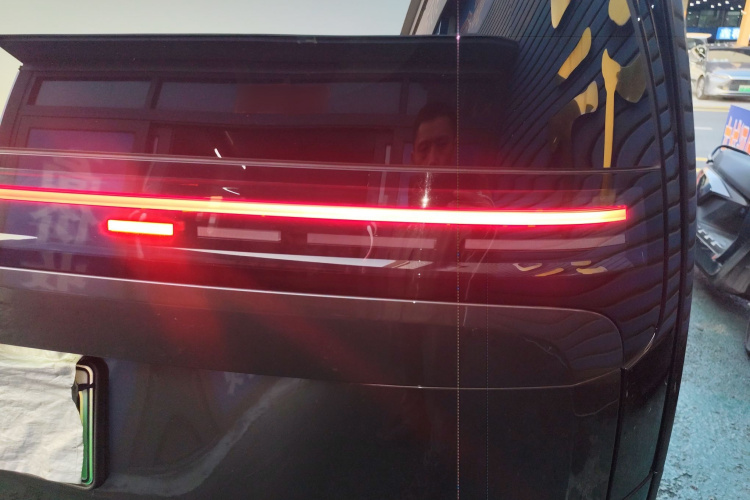 理想汽车 理想MEGA 2024款 Ultra车身外观9