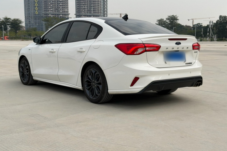 福特 福克斯 2022款 三厢 EcoBoost 180 自动ST Line车身外观6003